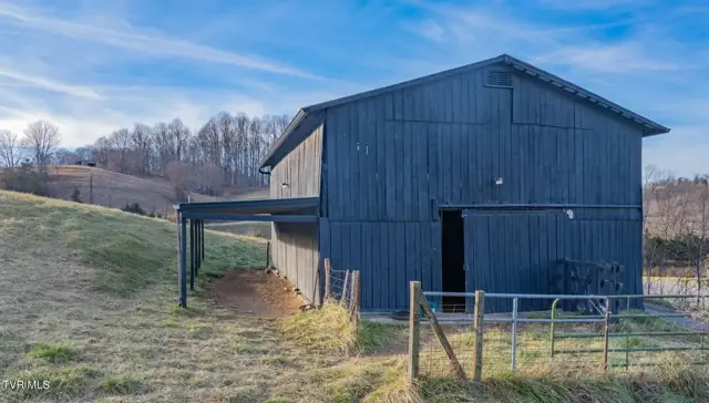 Five-stall barn with fenced paddock