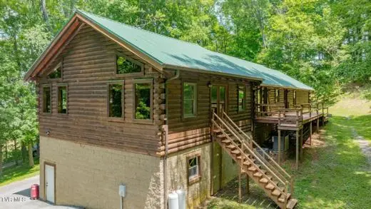 Log home from the rear